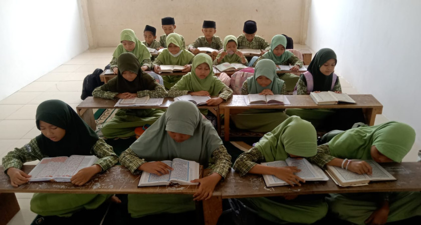 ‎Kegiatan keagamaan: Siswa MIN 9 Bandar Lampung melaksanakan muraja'ah hafalan juz 30