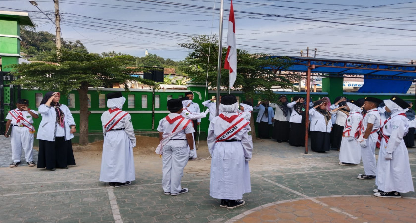 MIN 9 Bandarlampung laksanakan Upacara Pengibaran Bendera di Awal Semester Genap